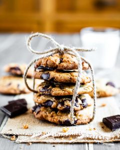 biscotti con gocce di cioccolato e noci